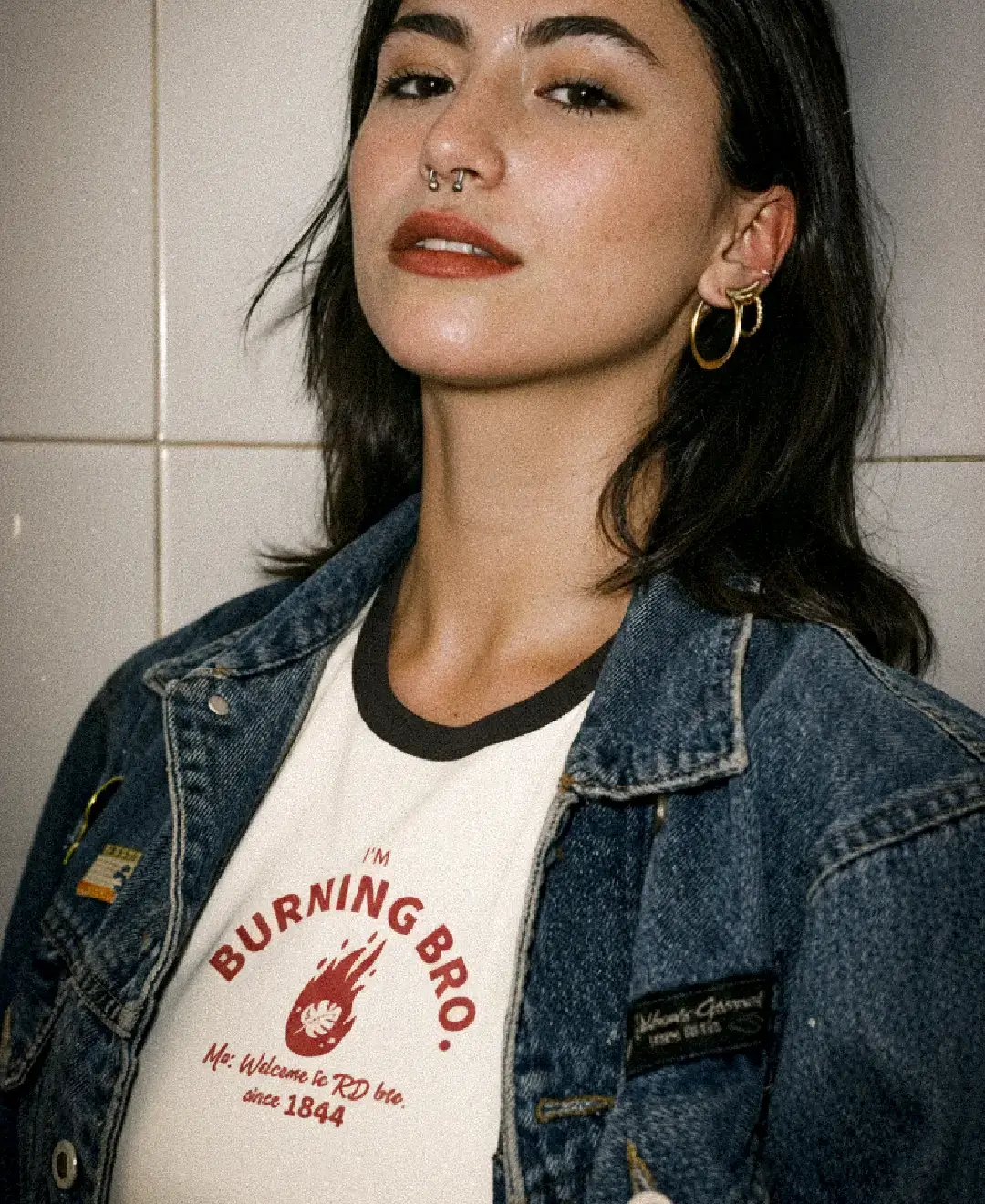 La ringer tee fue la pieza central del drop, diseñada para verse clásica sin verse vieja.